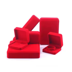 Sametová krabička na řetízek červená