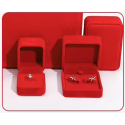 Sametová krabička na přívěšek malá červená