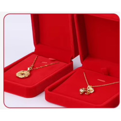 Sametová krabička na přívěšek malá červená